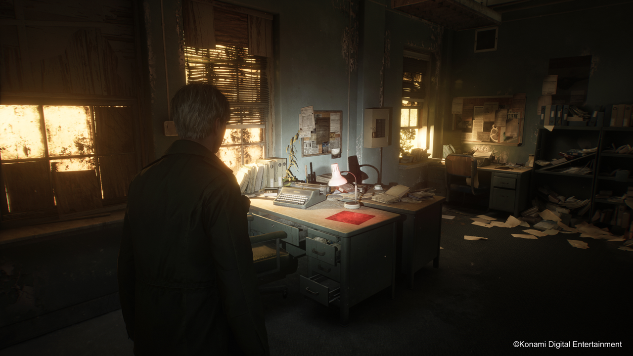 Capture officielle de Silent Hill 2 Remake montrant la caméra derrière James Sunderland